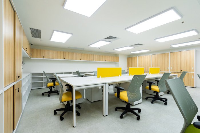 Customized office furniture can achieve spatial effects